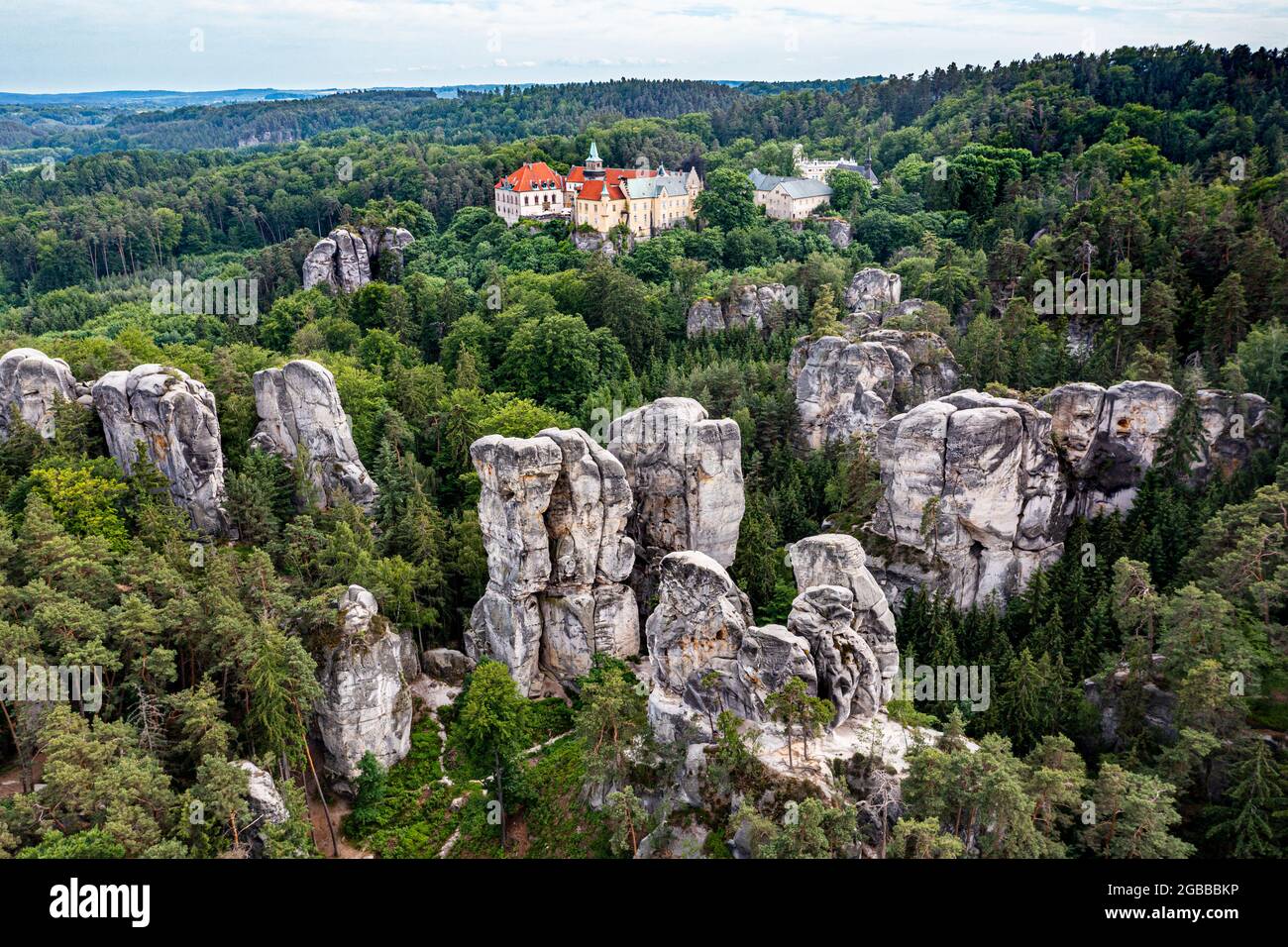Antenne de la ville rock de Hruba Skala avec le château en arrière-plan, Paradis de Bohême, République tchèque, Europe Banque D'Images