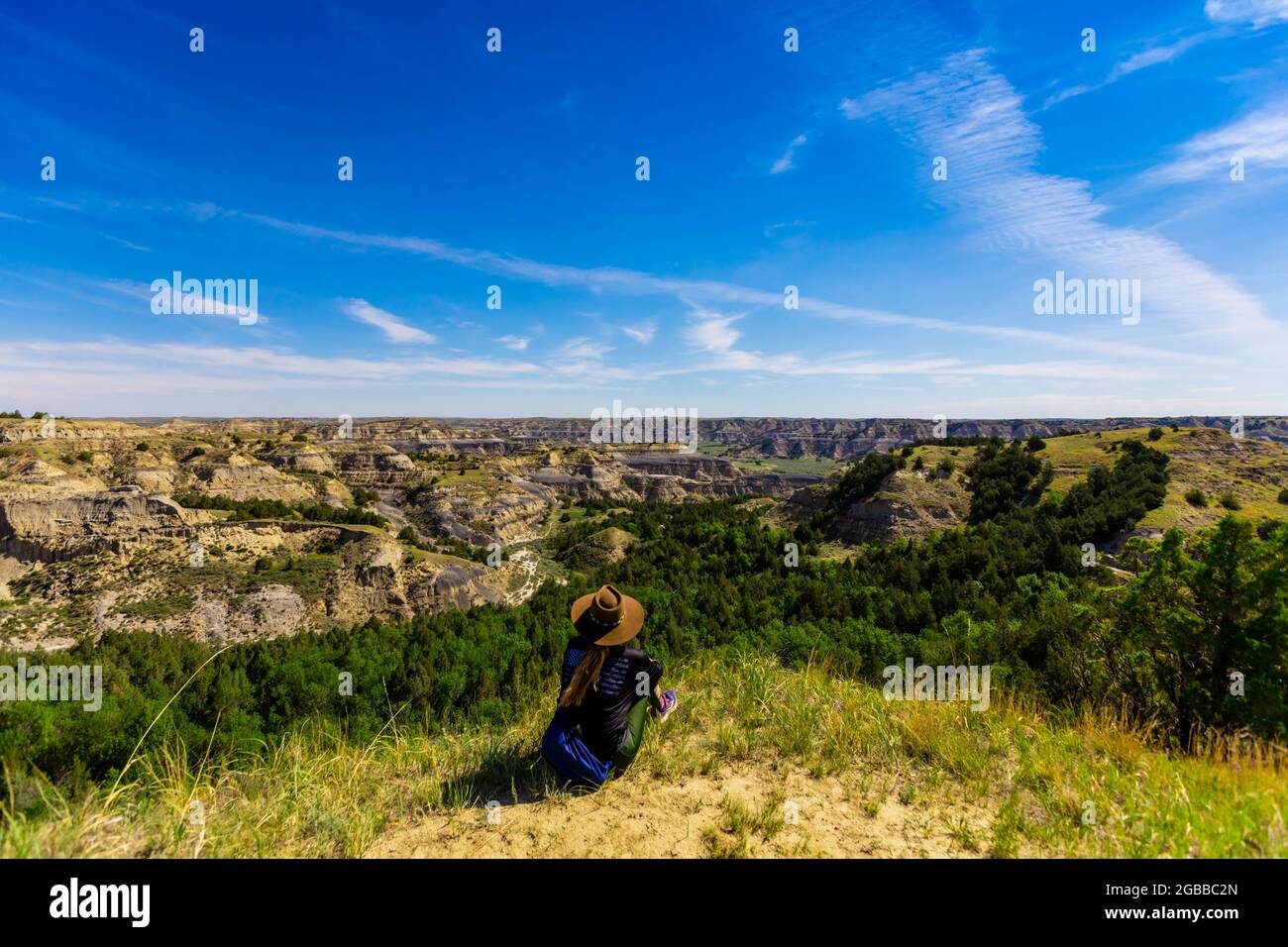 Femme appréciant la vue le long de l'unité Nord du parc national Theodore Roosevelt, Dakota du Nord, États-Unis d'Amérique, Amérique du Nord Banque D'Images
