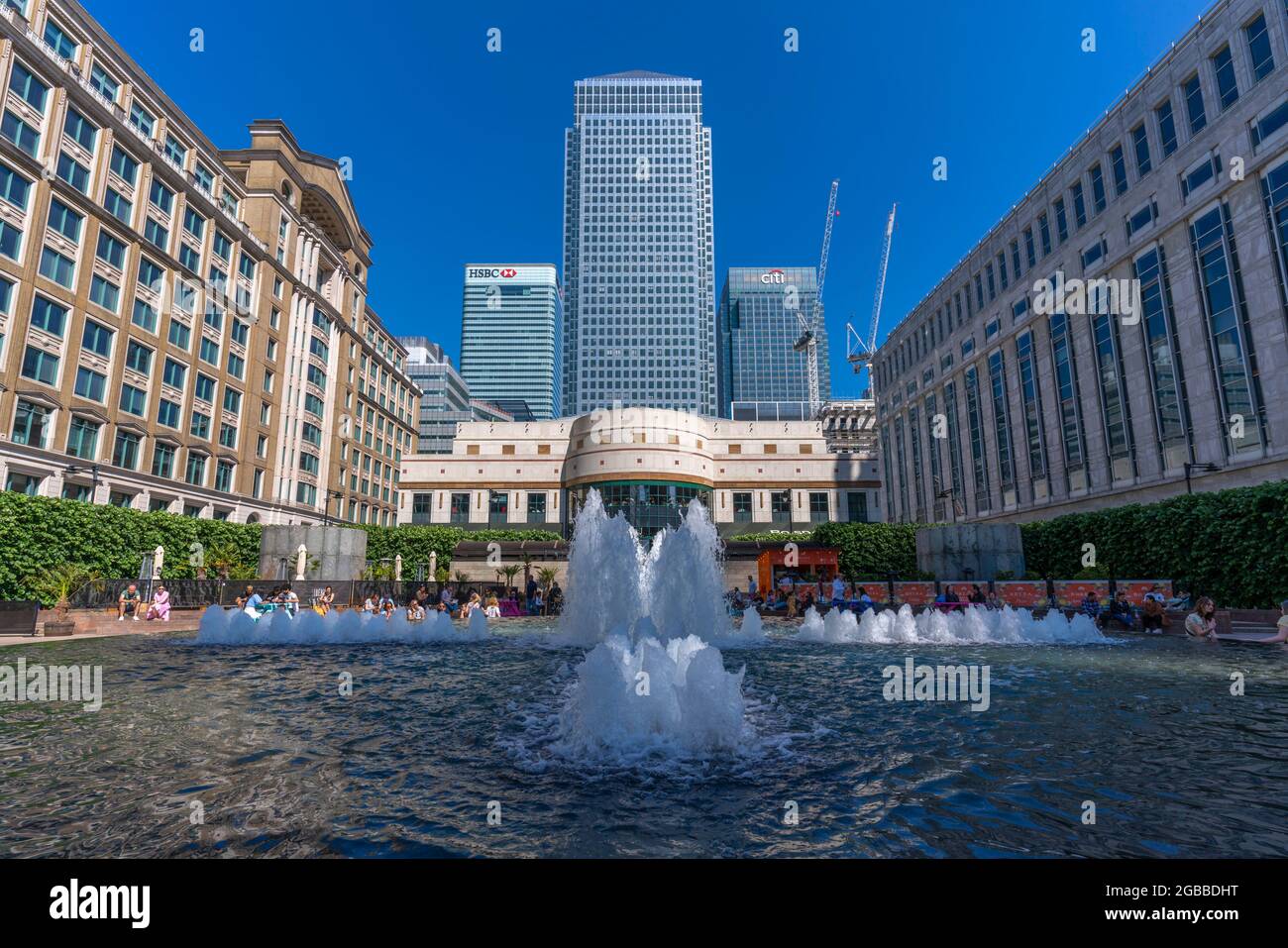 Vue sur les hauts bâtiments et les fontaines de Canary Wharf, Docklands, Londres, Angleterre, Royaume-Uni, Europe Banque D'Images