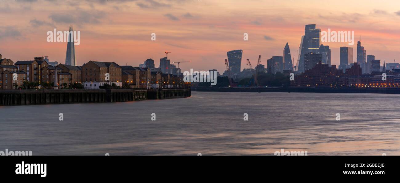 Vue sur la ville au coucher du soleil depuis le Thames Path, Londres, Angleterre, Royaume-Uni, Europe Banque D'Images