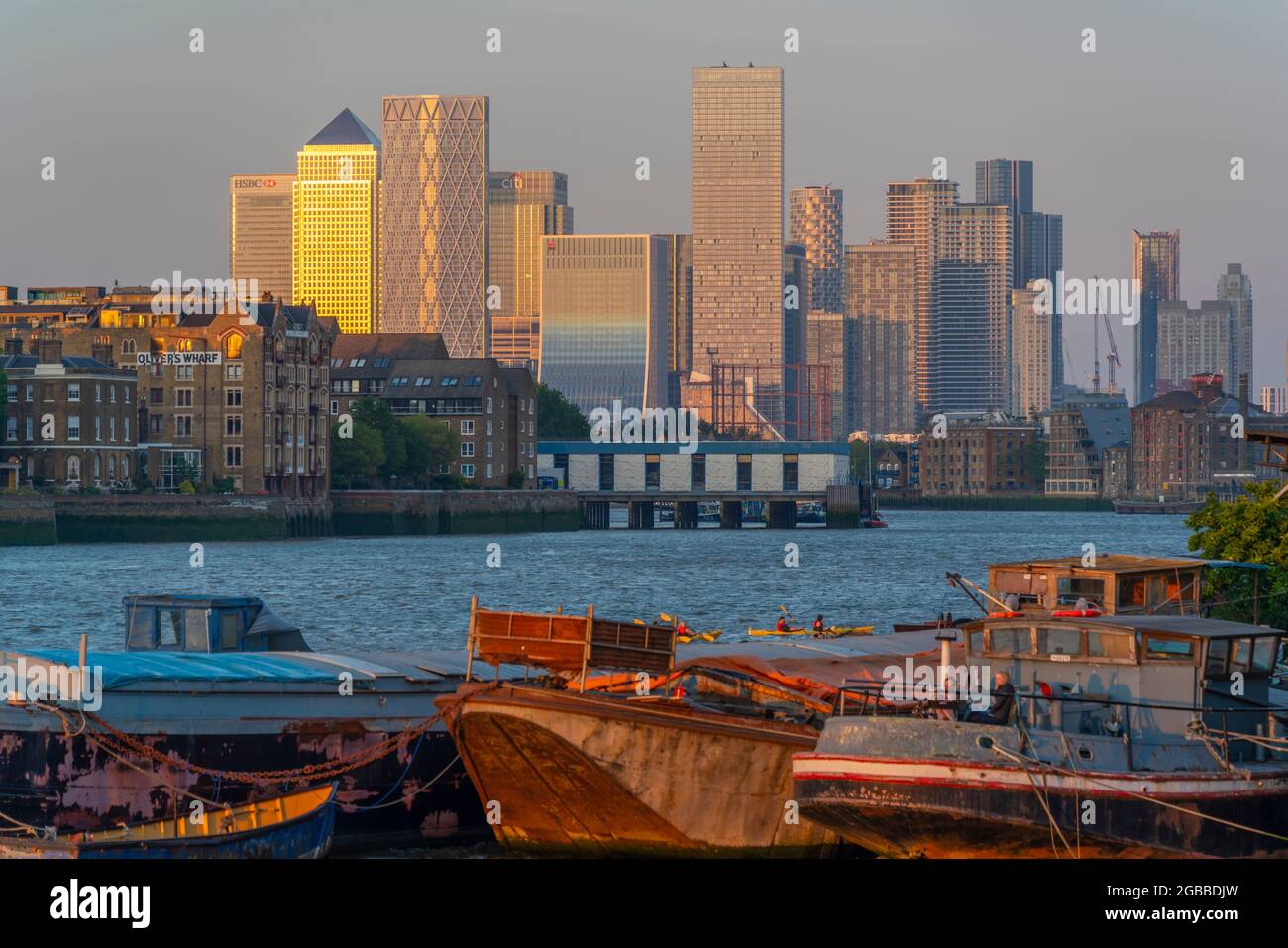 Vue sur les barges de la Tamise, les Docklands et Canary Wharf au coucher du soleil, Londres, Angleterre, Royaume-Uni, Europe Banque D'Images