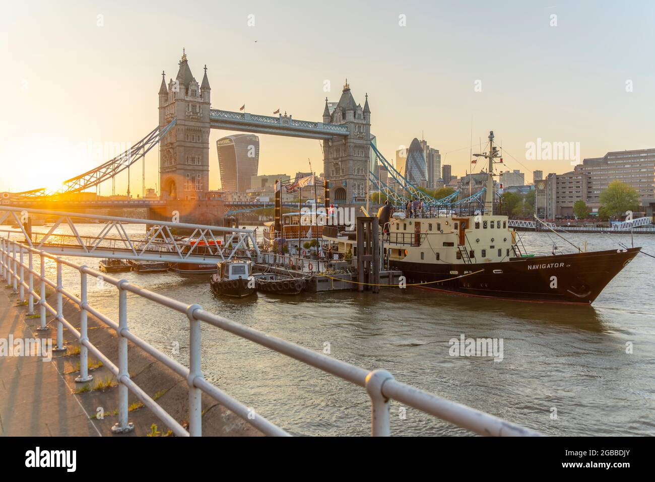 Vue sur Tower Bridge et la City de Londres en arrière-plan au coucher du soleil, Londres, Angleterre, Royaume-Uni, Europe Banque D'Images