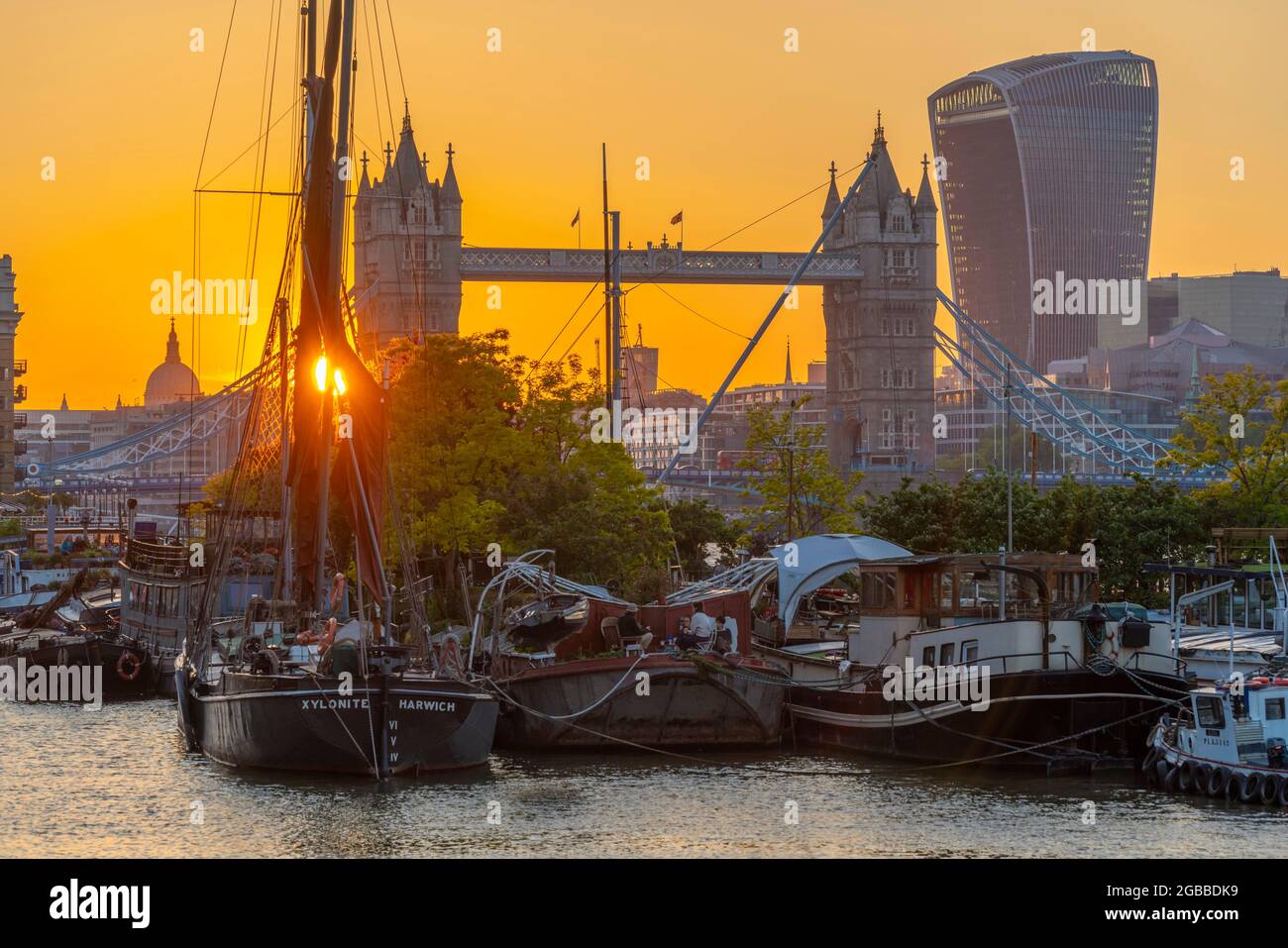 Vue sur Tower Bridge et la City de Londres en arrière-plan au coucher du soleil, Londres, Angleterre, Royaume-Uni, Europe Banque D'Images