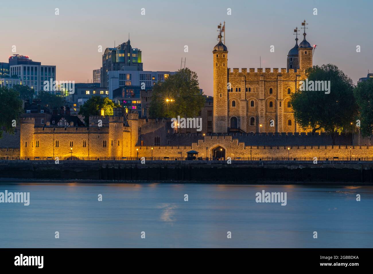 Vue sur la Tour de Londres, site classé au patrimoine mondial de l'UNESCO, et la Tamise au crépuscule, Londres, Angleterre, Royaume-Uni, Europe Banque D'Images