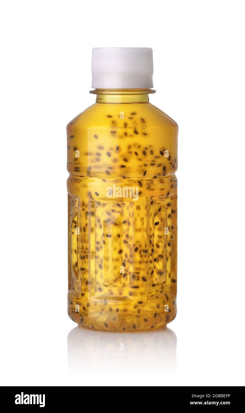Bouteille en plastique de boisson à la mangue avec graines de basilic isolées sur blanc Banque D'Images