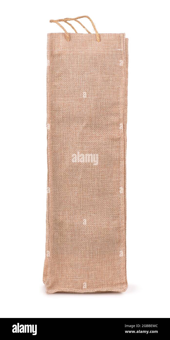 Vue avant du grand sac à bouteilles de vin en jute naturel isolé sur du blanc Banque D'Images