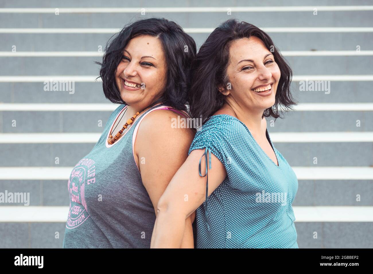 Portrait de deux sœurs jumelles brunette adultes. Différents styles Banque D'Images