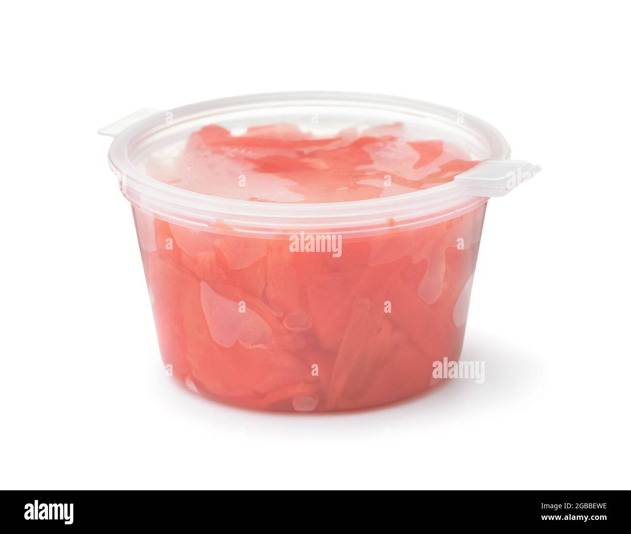 Tranches de gingembre de sushi mariné dans une tasse en plastique jetable isolée sur blanc Banque D'Images