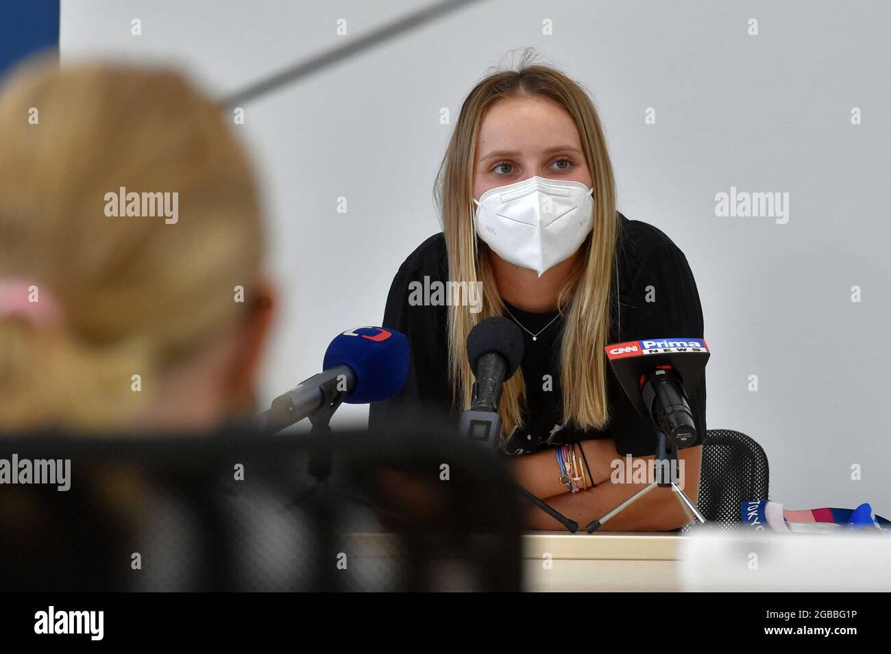 Marketa Vondrousova, joueuse tchèque de tennis et médaillée olympique d'argent, a rencontré des représentants de la ville et de jeunes joueurs de tennis du club local, où elle a débuté il y a dix-huit ans, à Sokolov, République tchèque, le 3 août 2021, Après son arrivée aux Jeux olympiques d'été de Tokyo en 2020 au Japon, où elle a remporté la médaille d'argent en célibataires pour femmes. (CTK photo/Slavomir Kubes) Banque D'Images