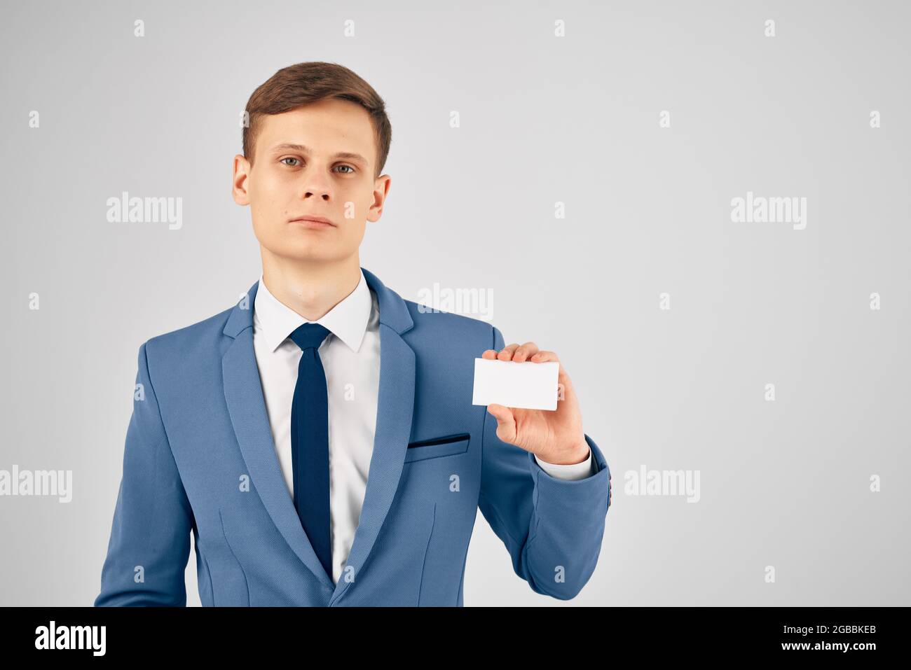 Un homme en costume avec une carte de visite dans ses mains une carte d' identité Copy Space professionnel Photo Stock - Alamy