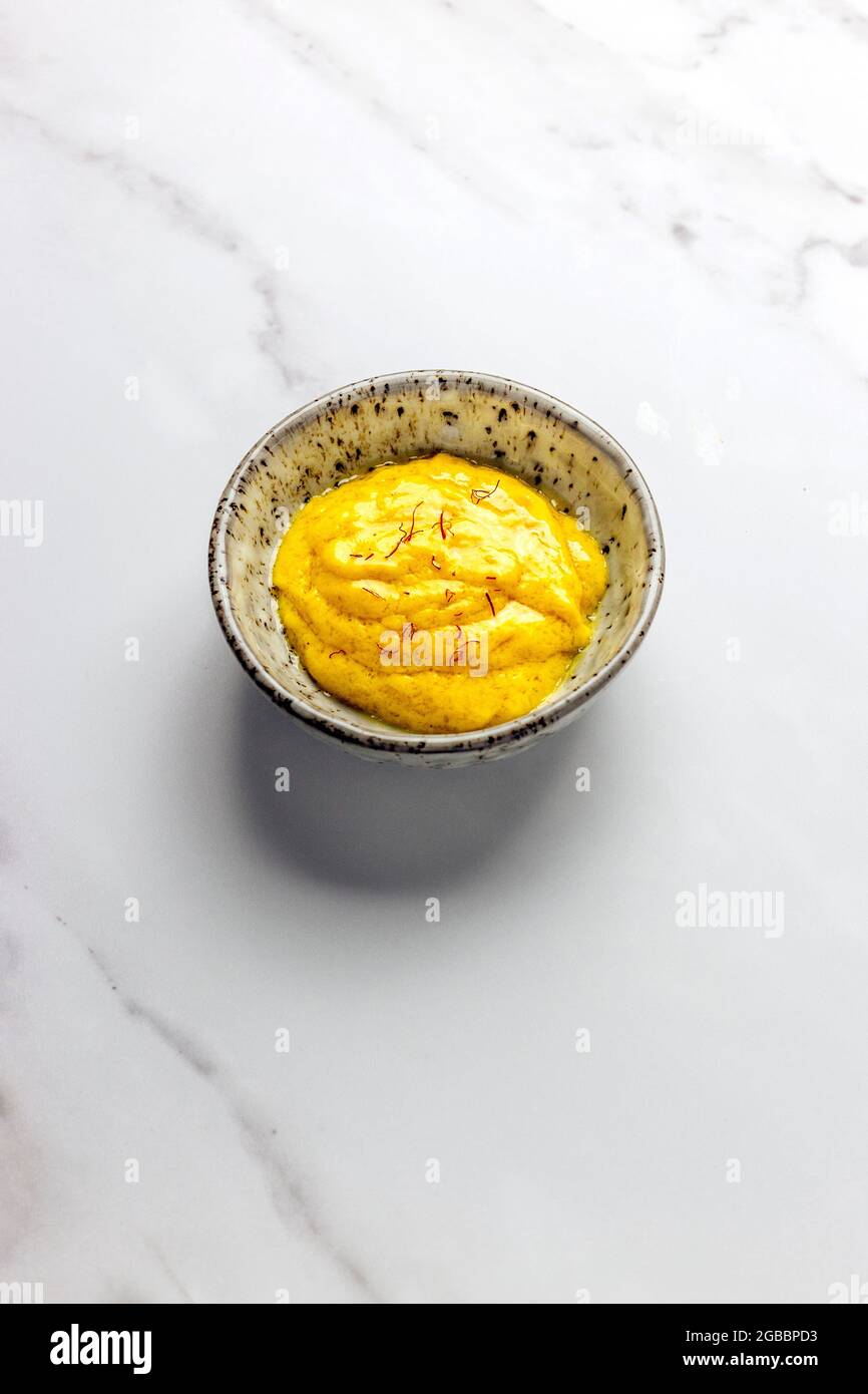 Rouille avec fils de Saffron torons sur fond blanc marbre – FOOPPIX BLANC Banque D'Images