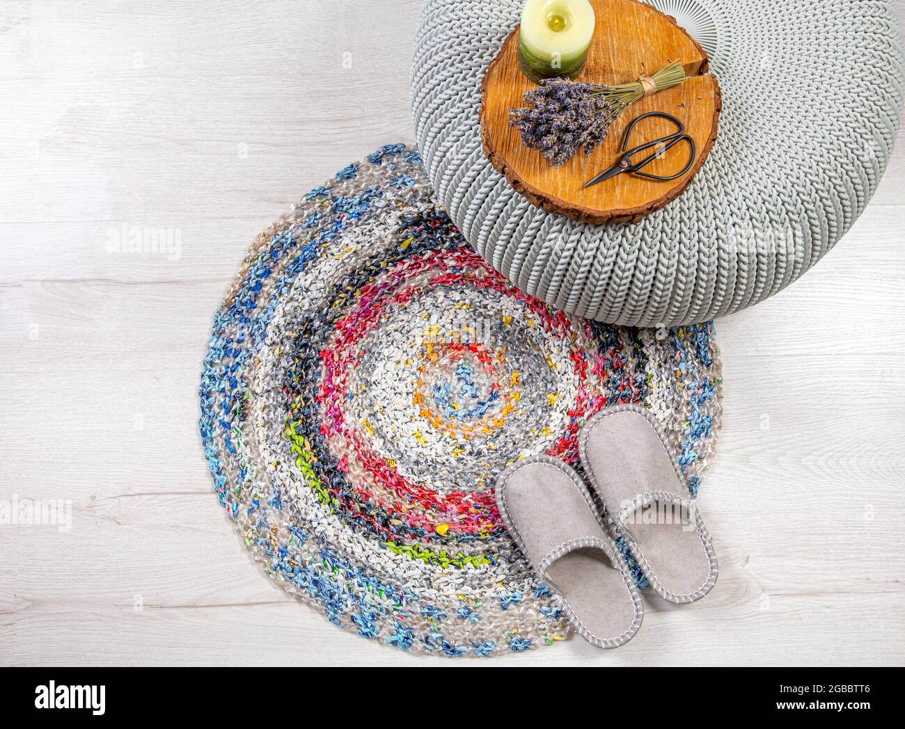 Tapis en crochet imperméable fait maison en sacs de plastique usagés, tapis  de chiffon. Concept de recyclage et de recyclage. Fait de fils ou de fils  de plastique Photo Stock - Alamy
