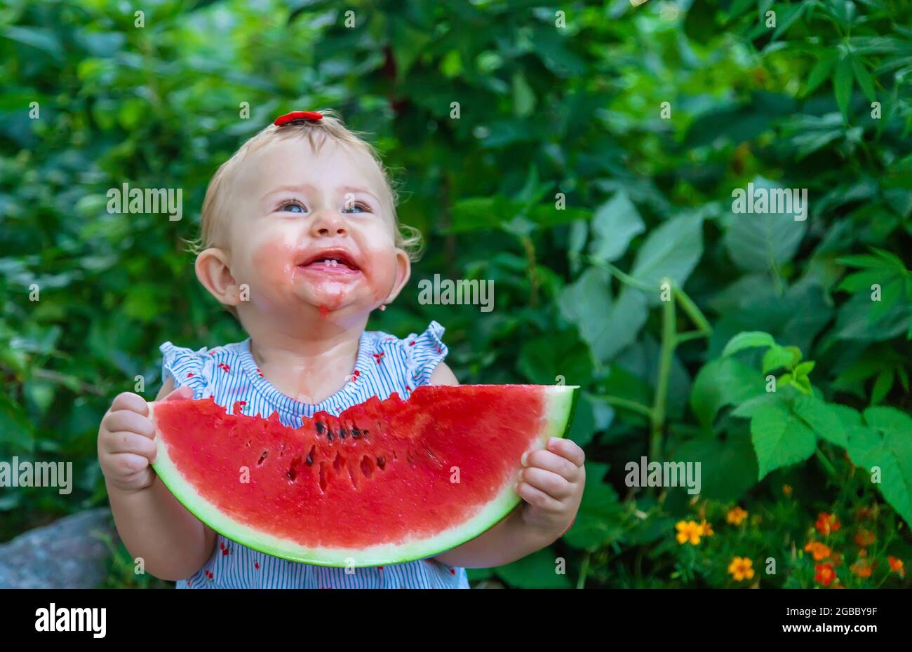 Bebe Mange De La Pasteque En Ete Mise Au Point Selective Nourriture Photo Stock Alamy