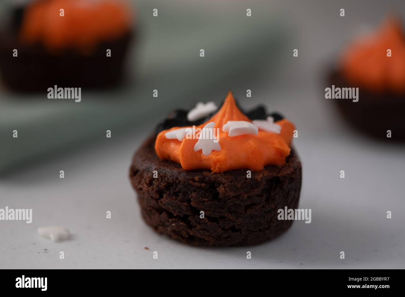 Gros Plan Sur Un Biscuit D Halloween Au Chocolat Decore De Creme Fouettee De Couleur Orange Et De Petits Fantomes Sur Le Concept Trick Ou Treat Photo Stock Alamy