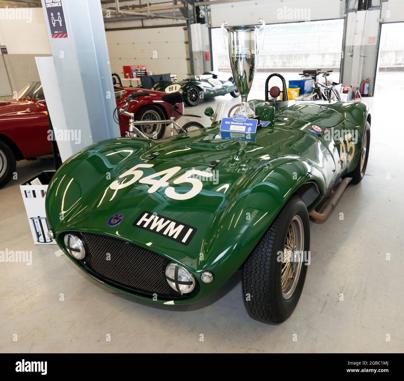 Le Green, 1955, Jaguar HWM, conduit par Gregor Fisken et Martin Stretton, affiche fièrement le trophée de classe gagnant pour le trophée Woodcote RAC. Banque D'Images