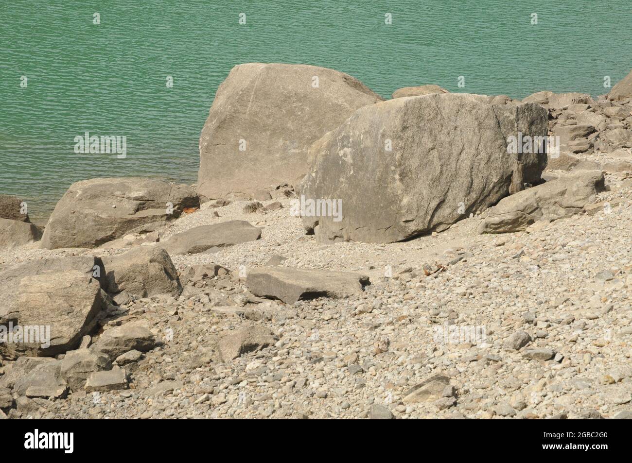 Rocce dans riva al lago di Ceresole Reale Banque D'Images