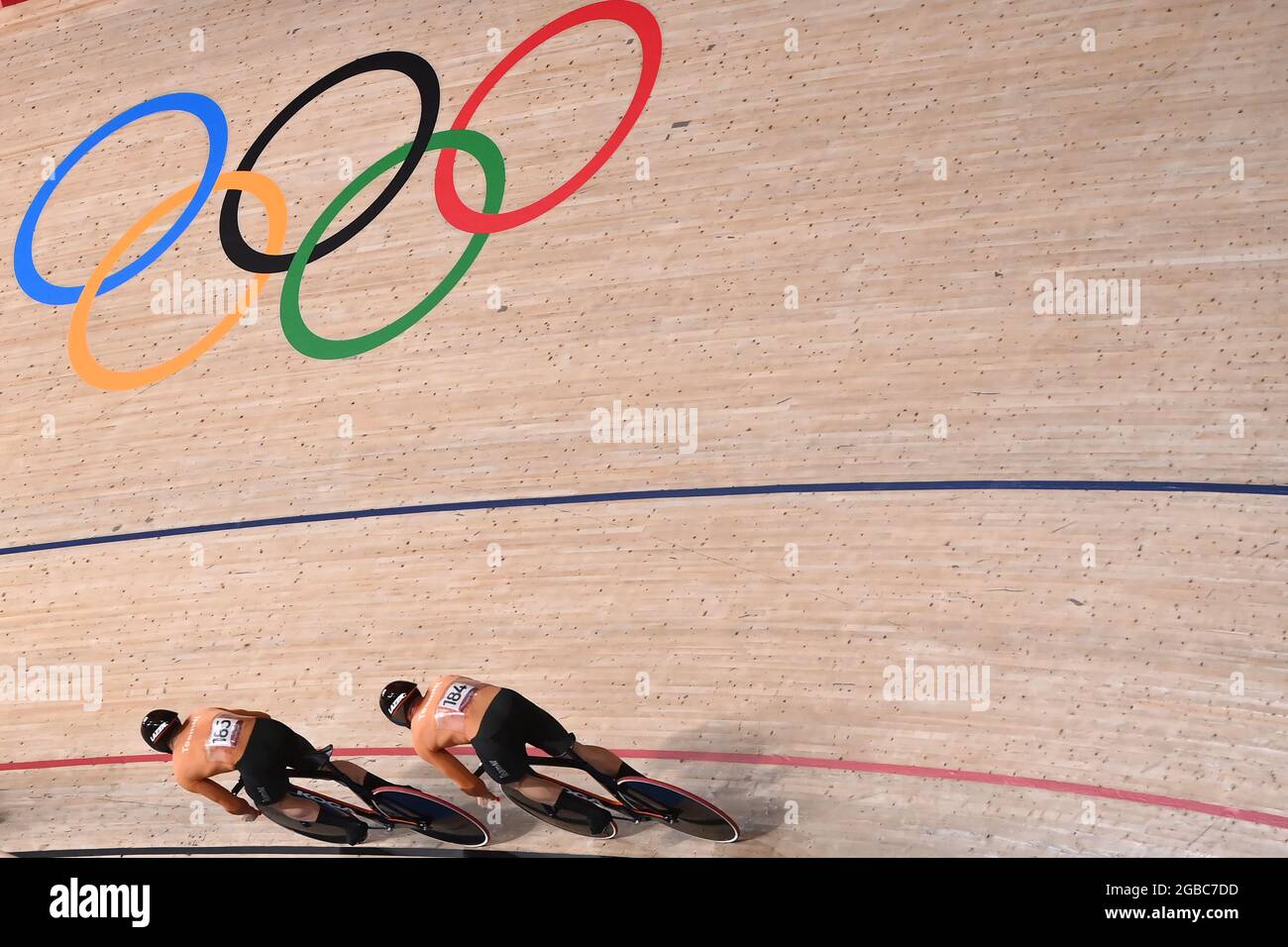 (210803) --IZU, le 3 août 2021 (Xinhua) -- Jeffrey Hoogland (R) des pays-Bas participe à la finale de sprint de l'équipe masculine de piste cyclable aux Jeux Olympiques de Tokyo 2020, à Izu, au Japon, le 3 août 2021. (Xinhua/Zhang Hongxiang) Banque D'Images