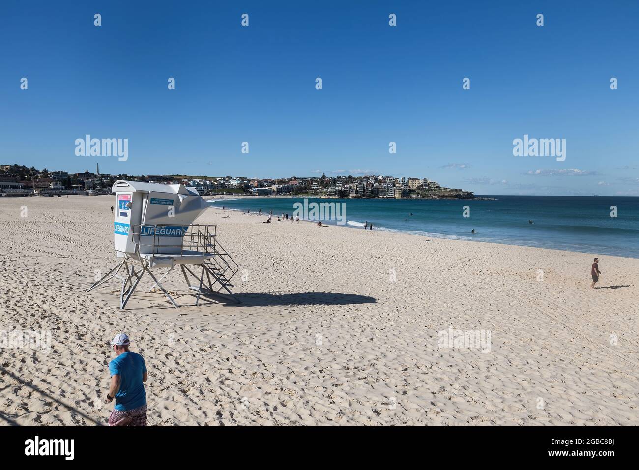 Sydney, Australie. Mardi 3 août 2021. Les gens du coin s'entraînent et profitent d'une belle journée d'hiver avec des températures autour de 21ºC à Bondi Beach. Les restrictions de verrouillage pour le Grand Sydney ont été prolongées de quatre semaines jusqu'au 28 août en raison de la propagation de la variante Delta et pourraient être prolongées. Crédit : Paul Lovelace/Alamy Live News Banque D'Images