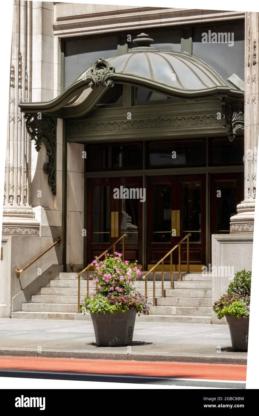 Auvent et porte au CUNY Graduate Center, E. 34th Street et Fifth Avenue, NYC, Etats-Unis Banque D'Images