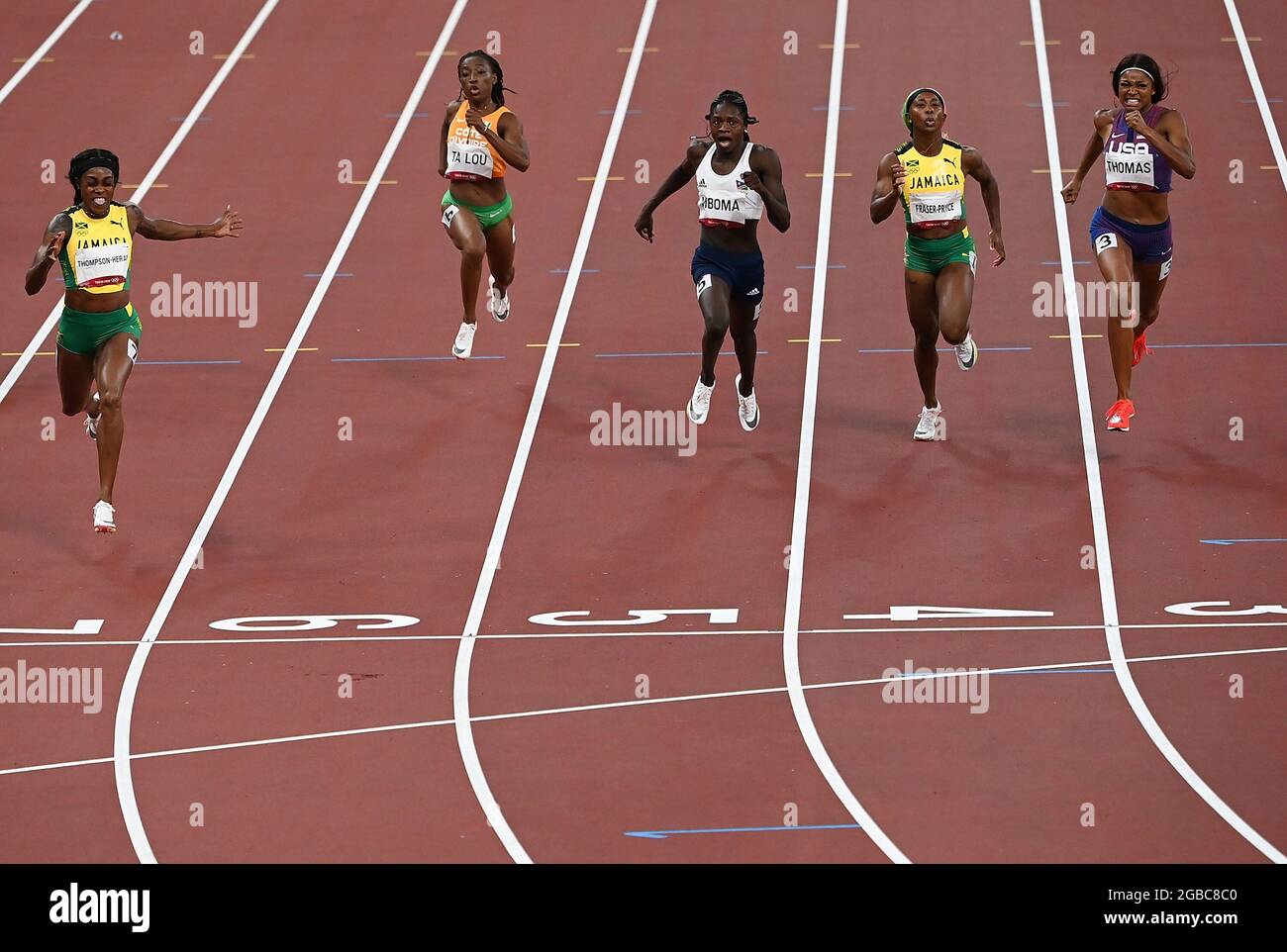 Tokyo, Japon. 3 août 2021. Elaine Thompson-Herah (L) de Jamaïque participe à la finale féminine de 200m aux Jeux Olympiques de Tokyo en 2020, à Tokyo, au Japon, le 3 août 2021. Crédit: Li Yibo/Xinhua/Alay Live News Banque D'Images