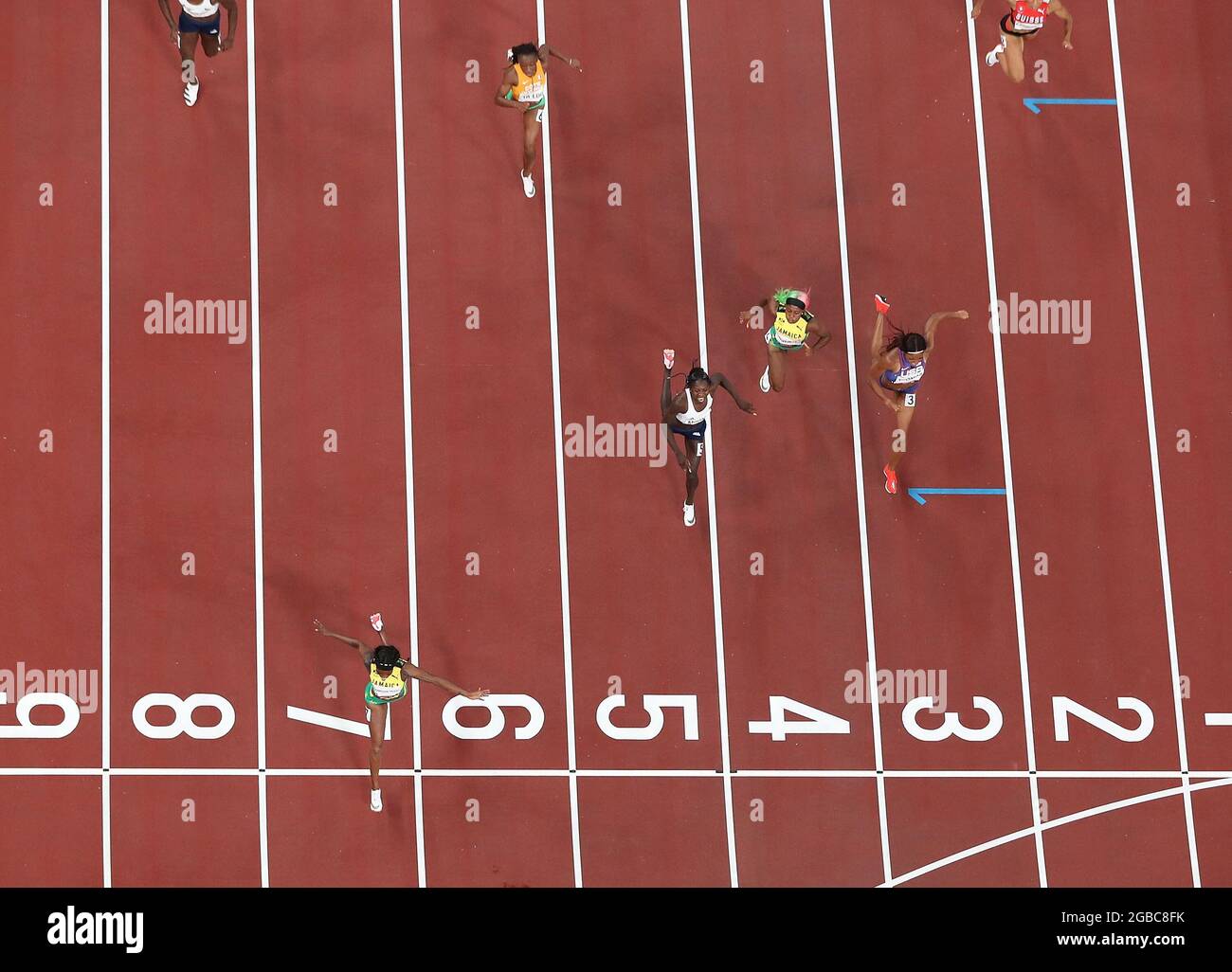 Tokyo, Japon. 3 août 2021. Elaine Thompson-Herah (en bas) de la Jamaïque participe à la finale féminine de 200m aux Jeux Olympiques de Tokyo en 2020, à Tokyo, au Japon, le 3 août 2021. Credit: Zeng Yao/Xinhua/Alay Live News Banque D'Images