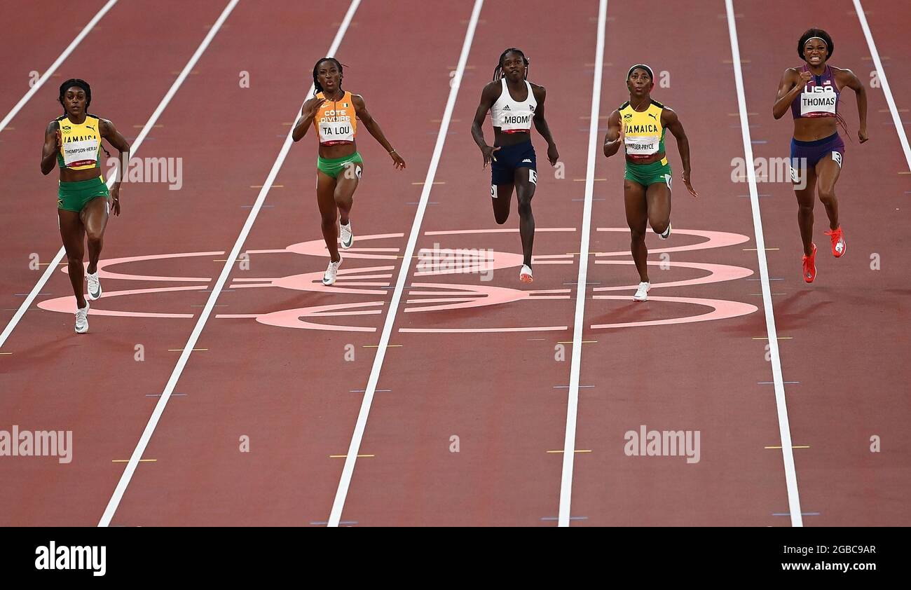 Tokyo, Japon. 3 août 2021. Elaine Thompson-Herah (L) de Jamaïque participe à la finale féminine de 200m aux Jeux Olympiques de Tokyo en 2020, à Tokyo, au Japon, le 3 août 2021. Crédit: Li Yibo/Xinhua/Alay Live News Banque D'Images