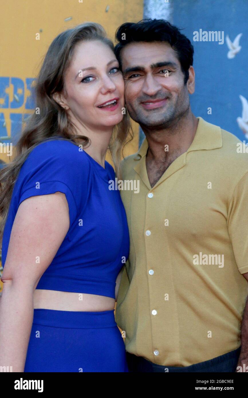 Emily V. Gordon, Kumail Nanjiani aux arrivées pour LE SUICIDE SQUAD Premiere, The Landmark Westwood, Los Angeles, CA 2 août 2021. Photo de : Collection Priscilla Grant/Everett Banque D'Images