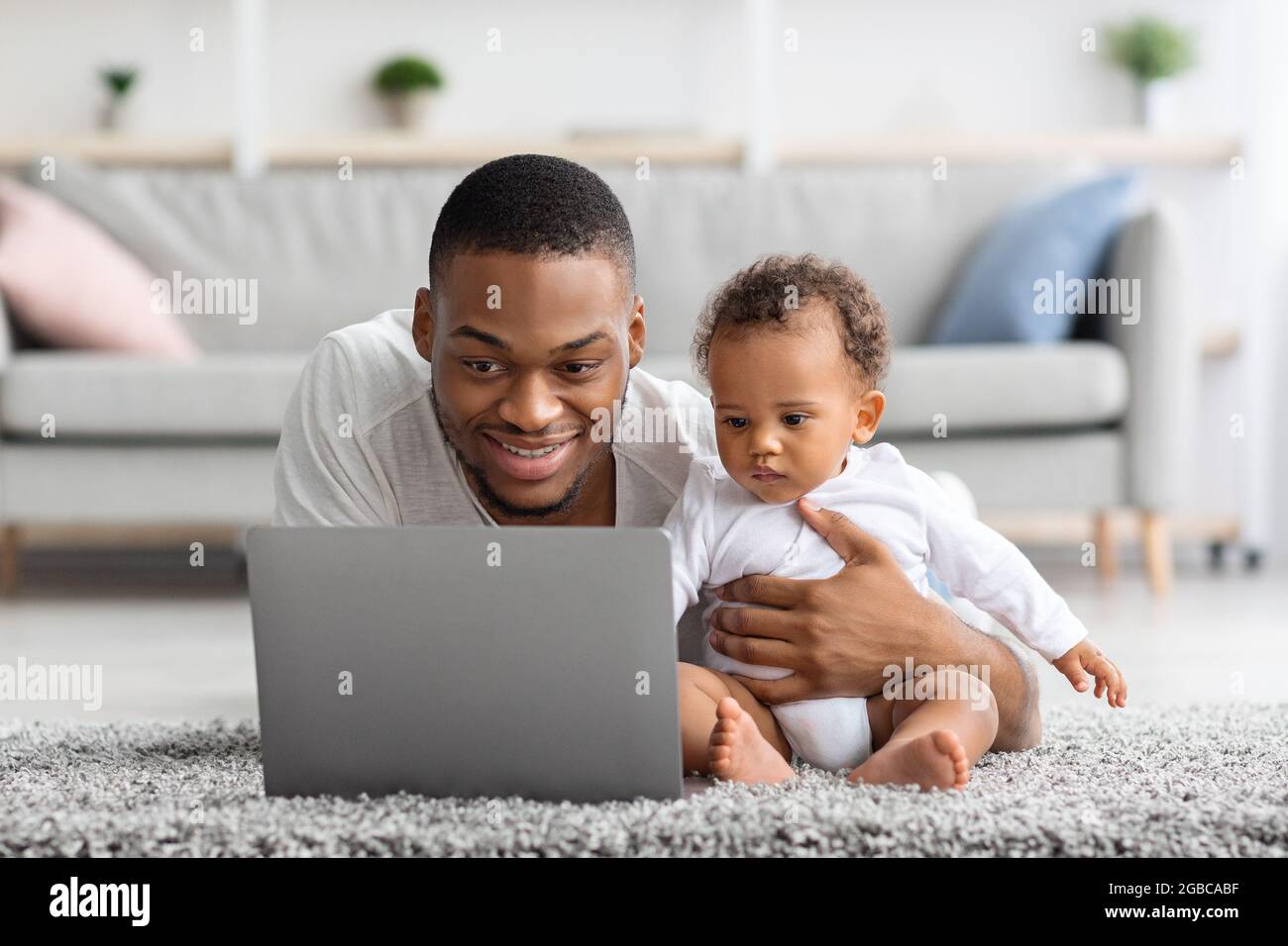 Papa Heureux Noir Et Bebe Mignon Petit Bebe Utilisant Un Ordinateur Portable A La Maison Photo Stock Alamy Papa Heureux Noir Et Bebe Mignon Petit Bebe Utilisant Un Ordinateur Portable A La Maison Photo Stock Alamy