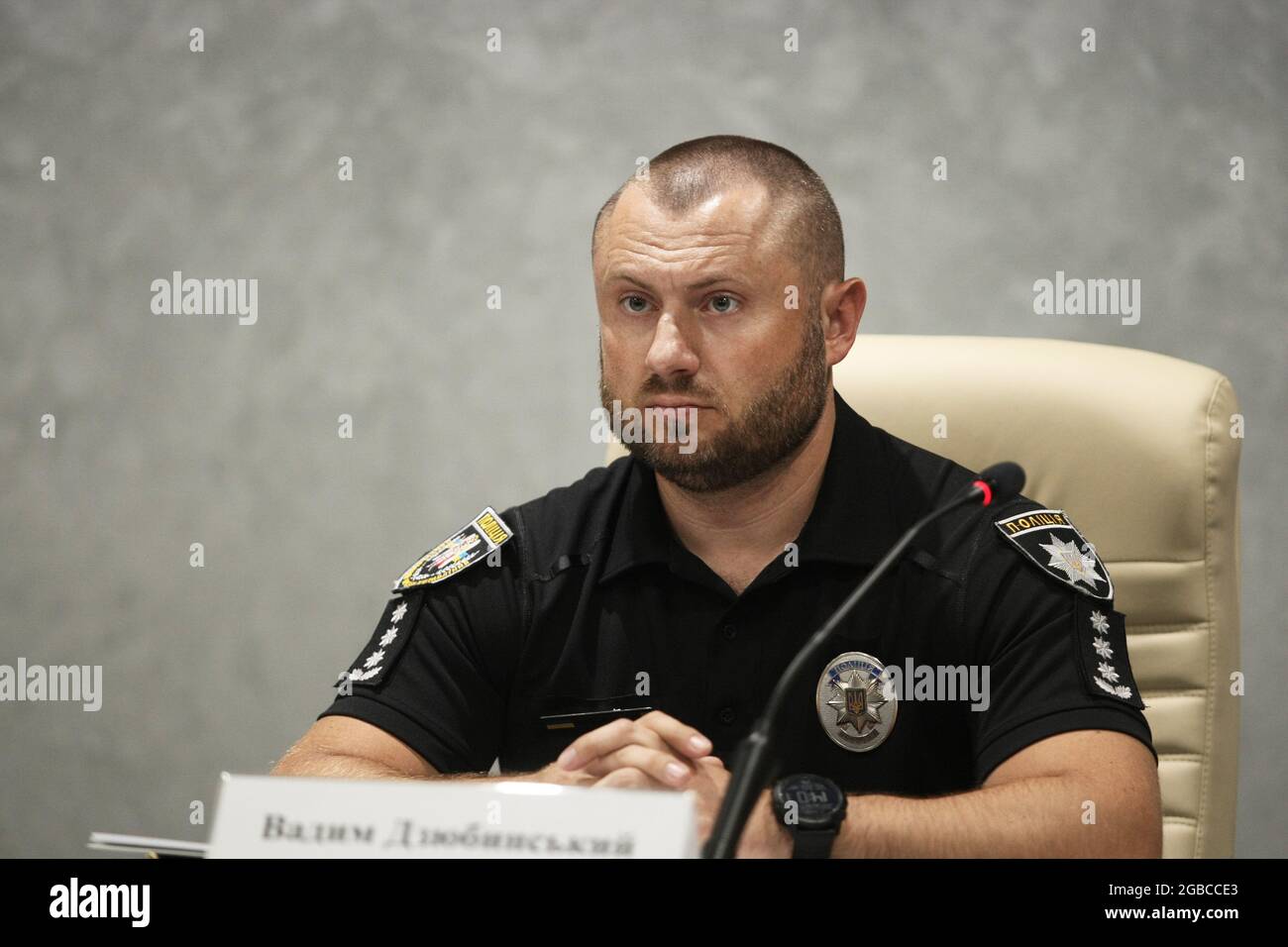 KIEV, UKRAINE - le 3 AOÛT 2021 - le chef du département d'enquête criminelle de la police nationale Vadim Dziubynskyi assiste à un exposé sur le deat Banque D'Images