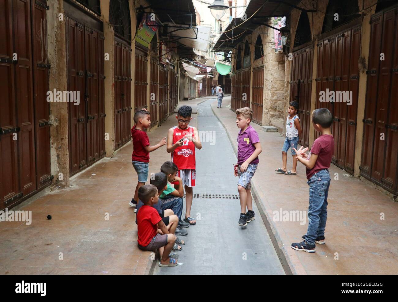 Des Enfants S Attardent Dans Les Anciens Souks De Tripoli Au Liban Le 23 Juillet 21 Selon Le Dernier Rapport Save The Children Sur Le Liban Des Centaines De Milliers D Enfants Au