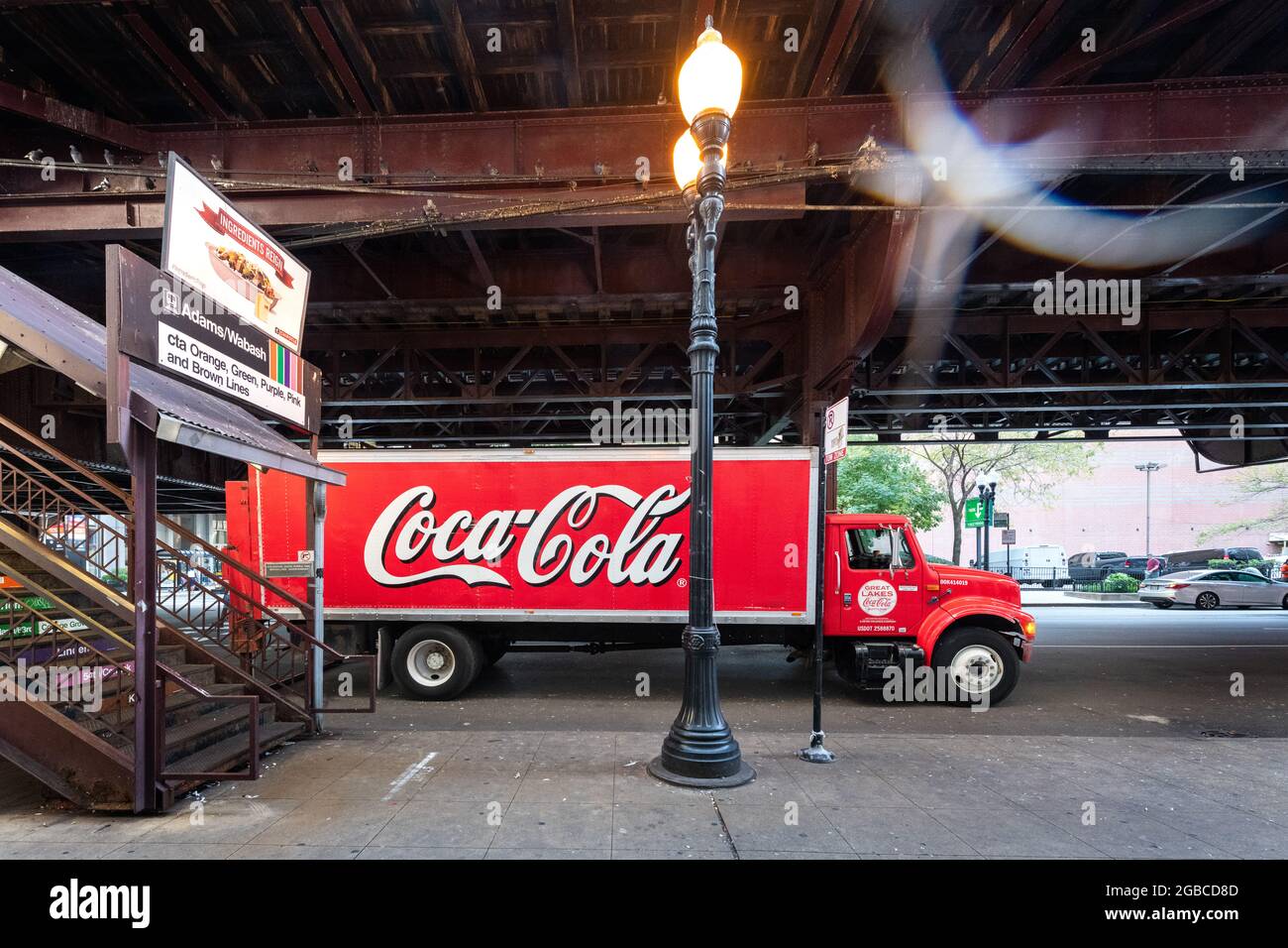 Chicago, Illinois, États-Unis - octobre 10 2018 : UN beau camion avec la publicité Coca Cola à la ville de Chicago près de la station de métro Banque D'Images