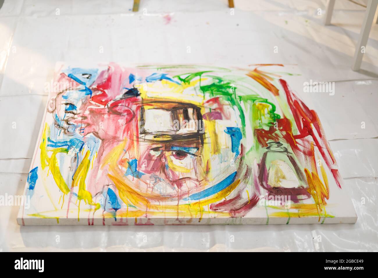Peinture moderne abstraite à l'huile sur toile dans le studio d'artistes Banque D'Images