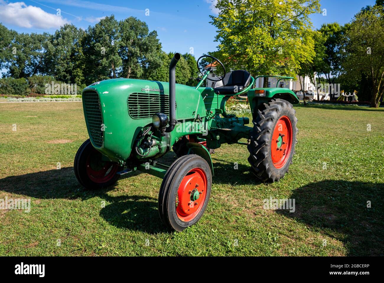 Vieux tracteur dans les prairies alpines dans le jardin. Banque D'Images