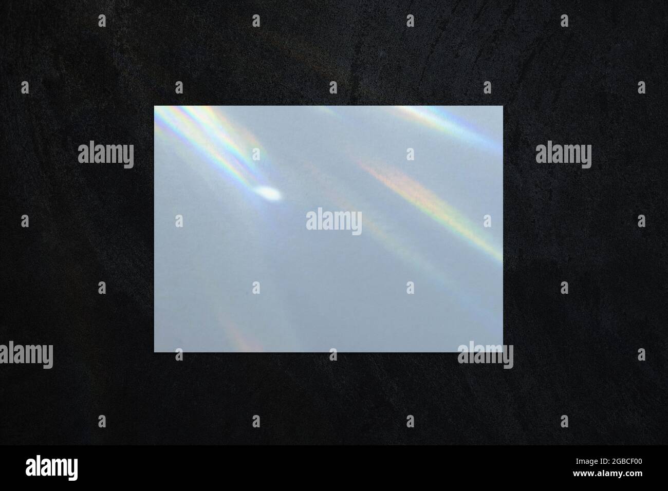 Maquette d'affiche rectangulaire blanche horizontale vide sur fond sombre Banque D'Images