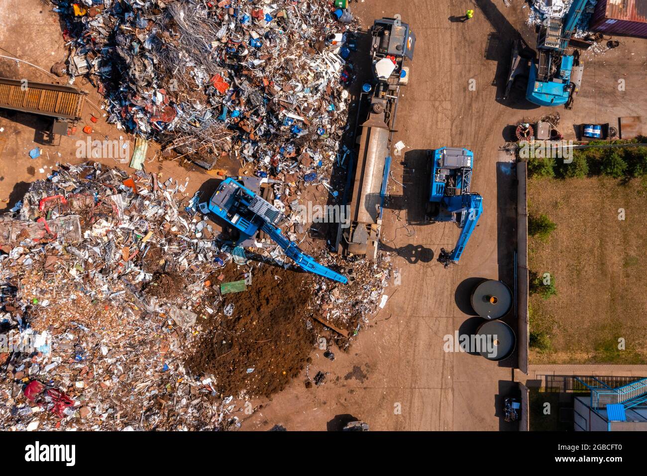 Vieilles voitures endommagées sur le chantier en attente de recyclage Banque D'Images