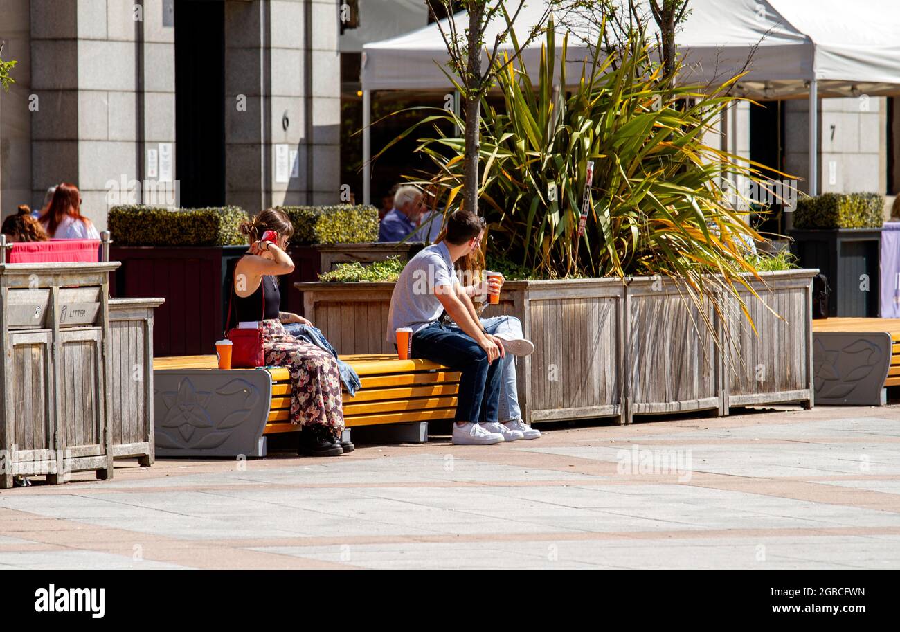 Dundee, Tayside, Écosse, Royaume-Uni. 3 août 2021. Météo au Royaume-Uni : chaud et ensoleillé dans le nord-est de l'Écosse avec des températures atteignant 20°C. La mini-vague de chaleur rassemble de nombreuses personnes à l'extérieur pour profiter du beau temps chaud et glorieux du centre-ville de Dundee. Les jeunes assis sur la place de la ville en prenant un café après une journée de socialisation. Crédit : Dundee Photographics/Alamy Live News Banque D'Images