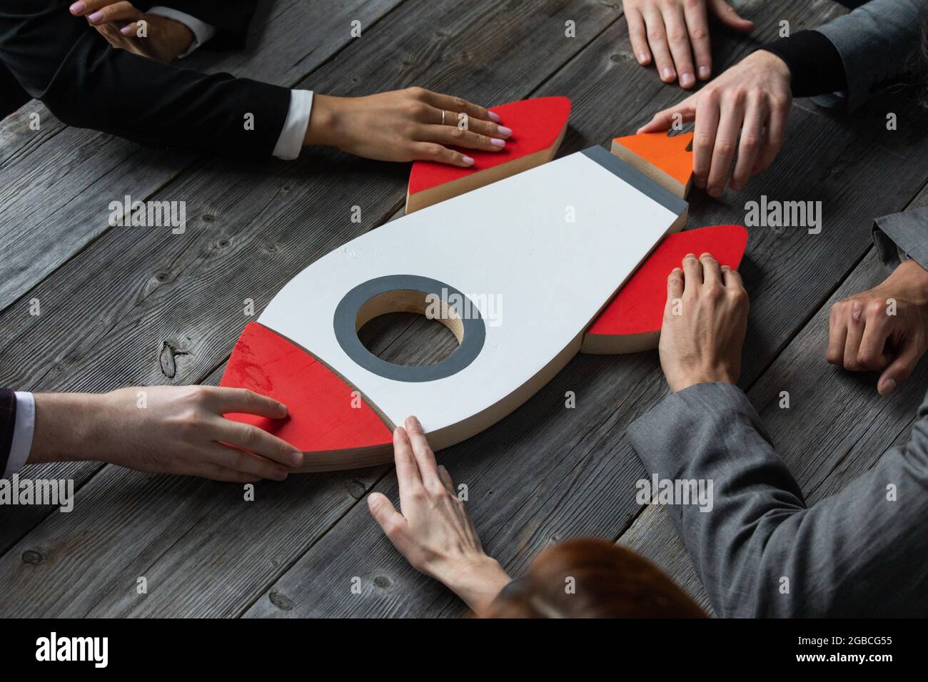 Équipe d'affaires créative assise à table avec une fusée de startup Banque D'Images