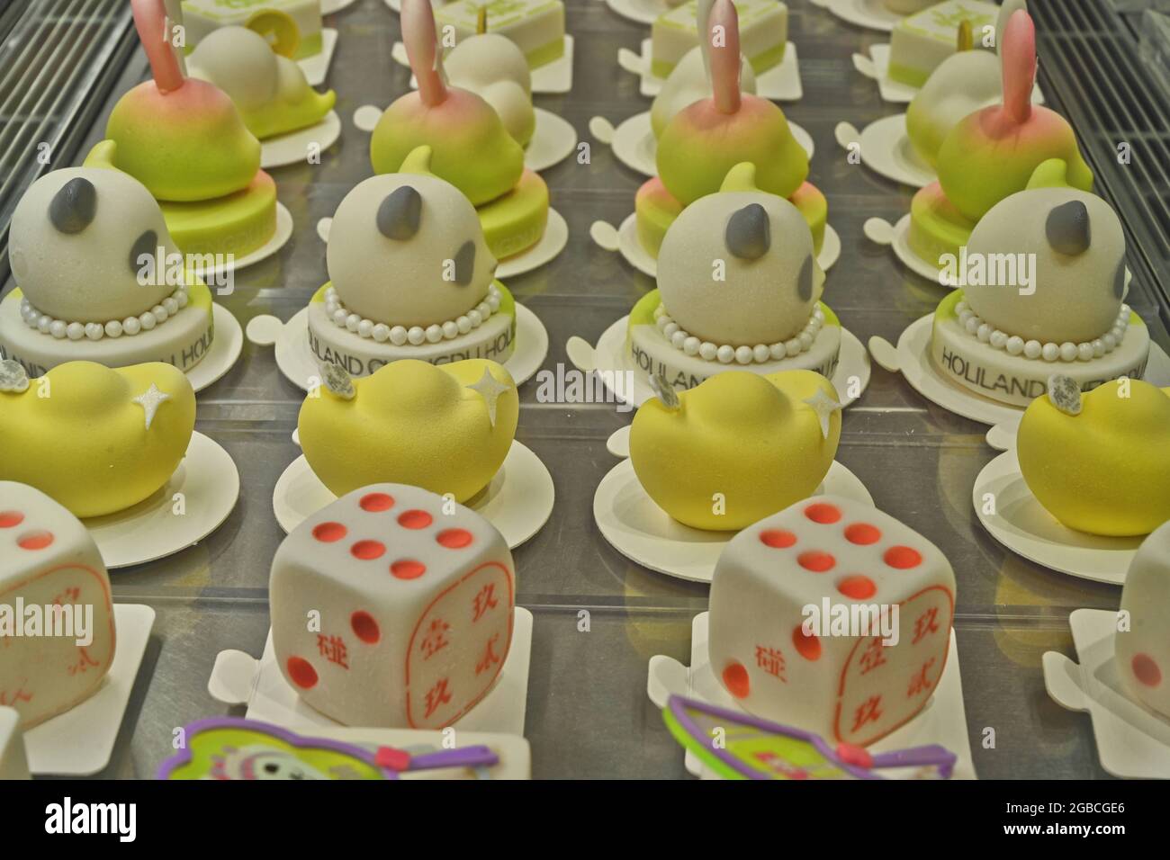 Chengdu Chine 27 Juillet 21 Photo Prise Le 27 Juillet 21 Montre Un Gateau Avec Des Pandas De Dessins Animes Et Maquillage Facial De L Opera Du Sichuan Dans Une Boutique Chengdu Chine 27 Juillet 21 Photo Prise Le 27 Juillet 21 Montre Un Gateau Avec Des Pandas De Dessins Animes Et Maquillage Facial De L Opera Du Sichuan Dans Une Boutique