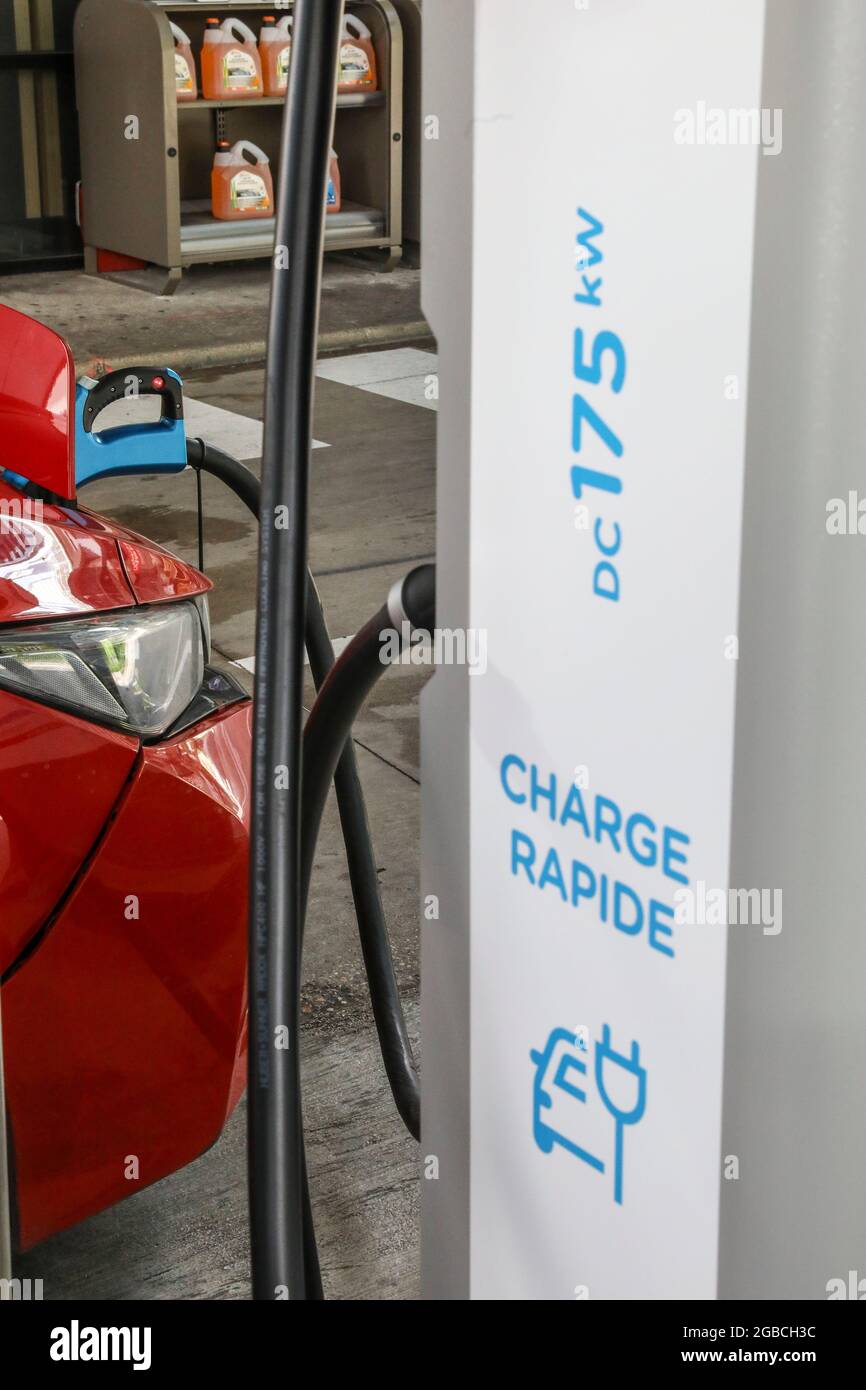 STATION DE CHARGE ÉLECTRIQUE ÉNERGIE TOTALE, LA DÉFENSE, FRANCE Banque D'Images