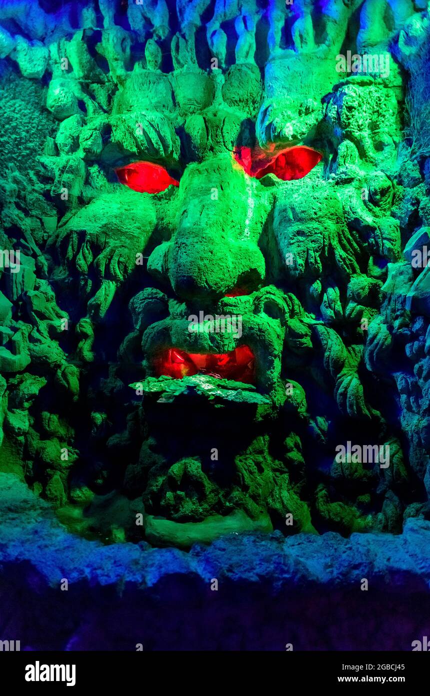 Des monstres verts grotesques se dirigent avec les yeux rouges et la bouche. Trouvés dans la grotte sous le labyrinthe à Leeds Castle kent angleterre Banque D'Images