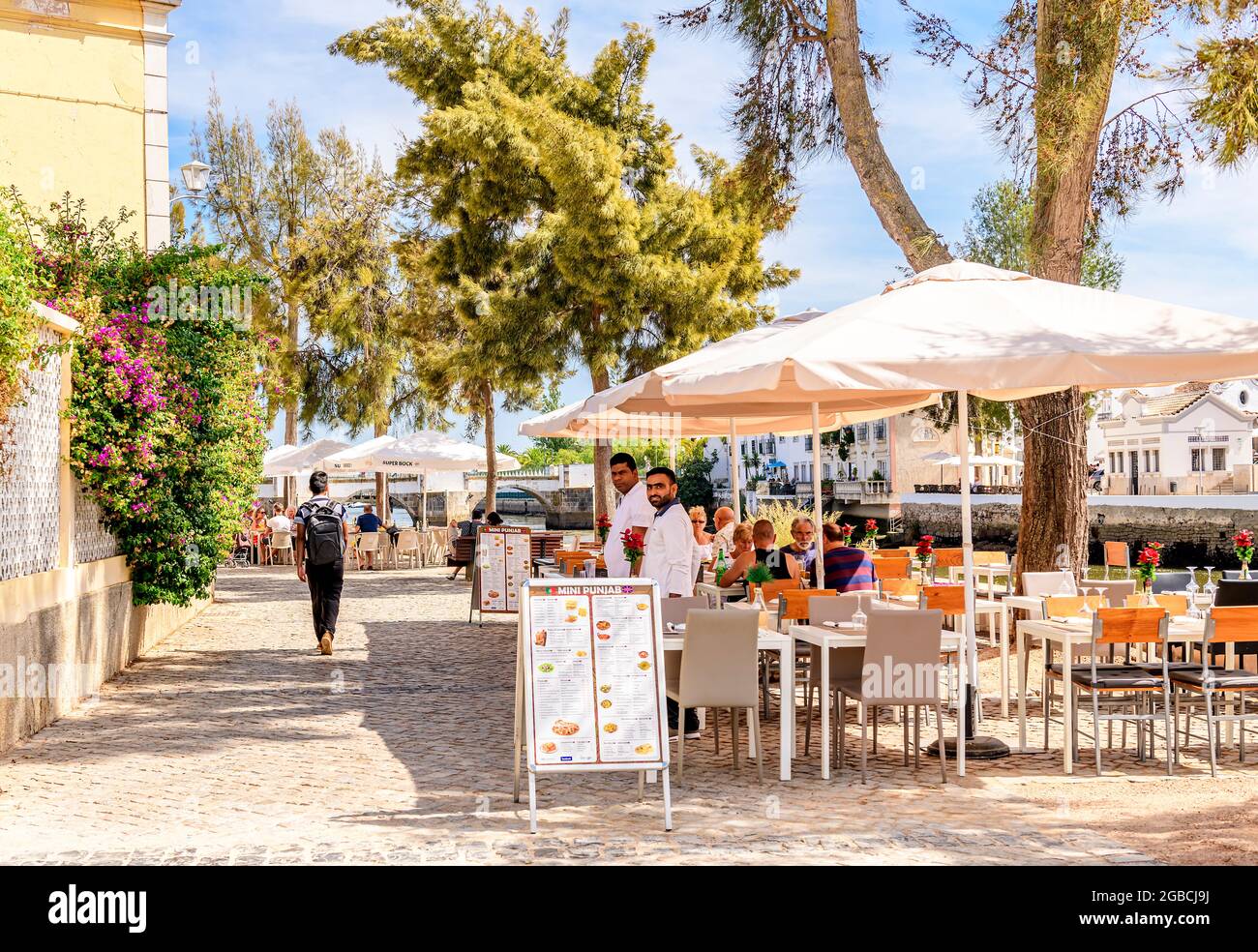 Riverside Indian café restaurant le long de la rivière Gilao Tavira. Le pont romain ou Ponte Romana de Tavira peut être vu en arrière-plan. Tavira EA Banque D'Images