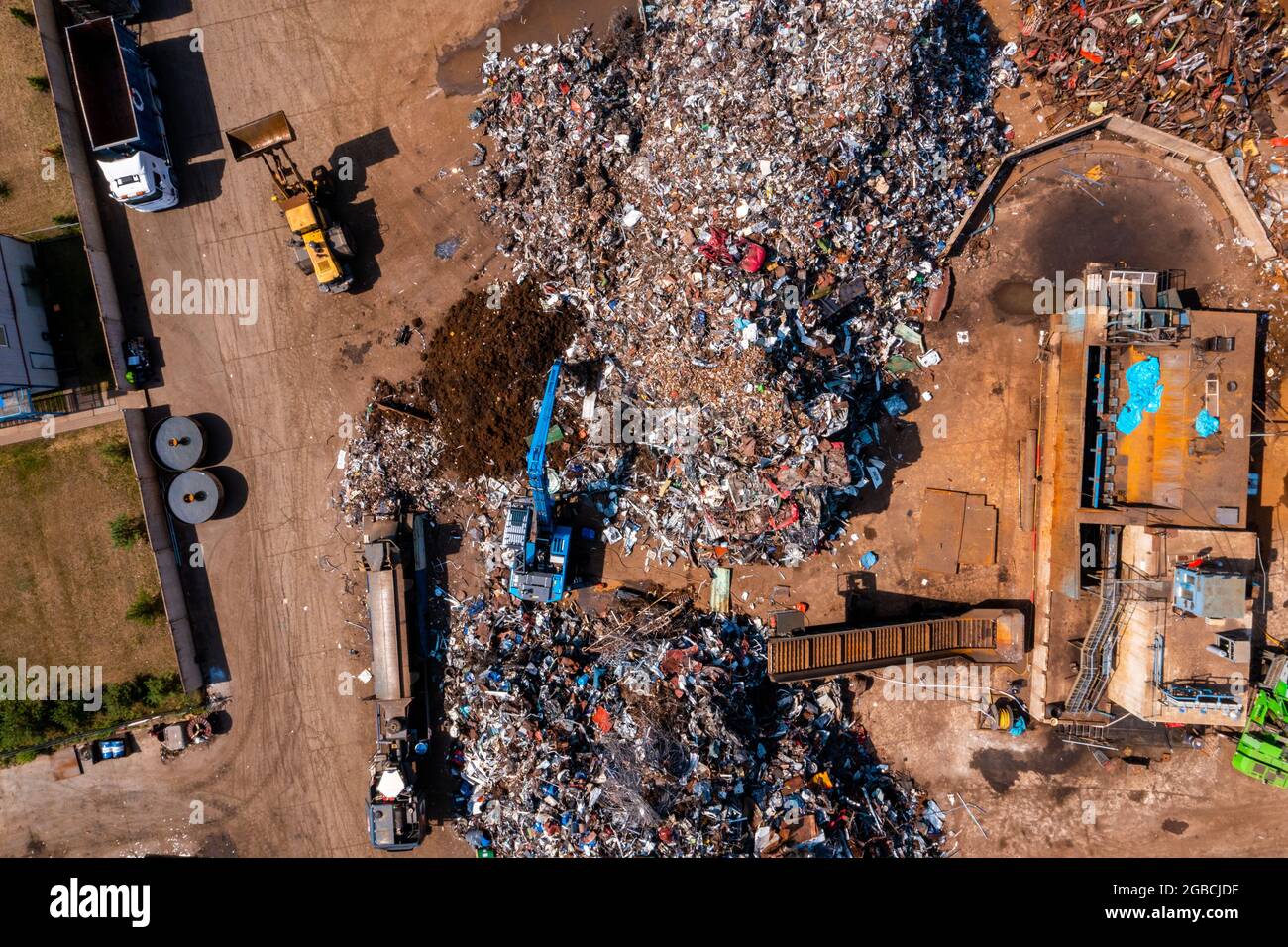 Vieilles voitures endommagées sur le chantier en attente de recyclage Banque D'Images