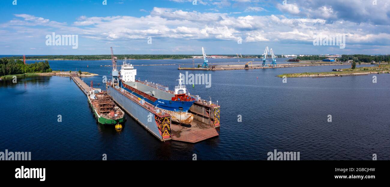 Le navire de cargaison au quai flottant sec est en cours de rénovation Banque D'Images