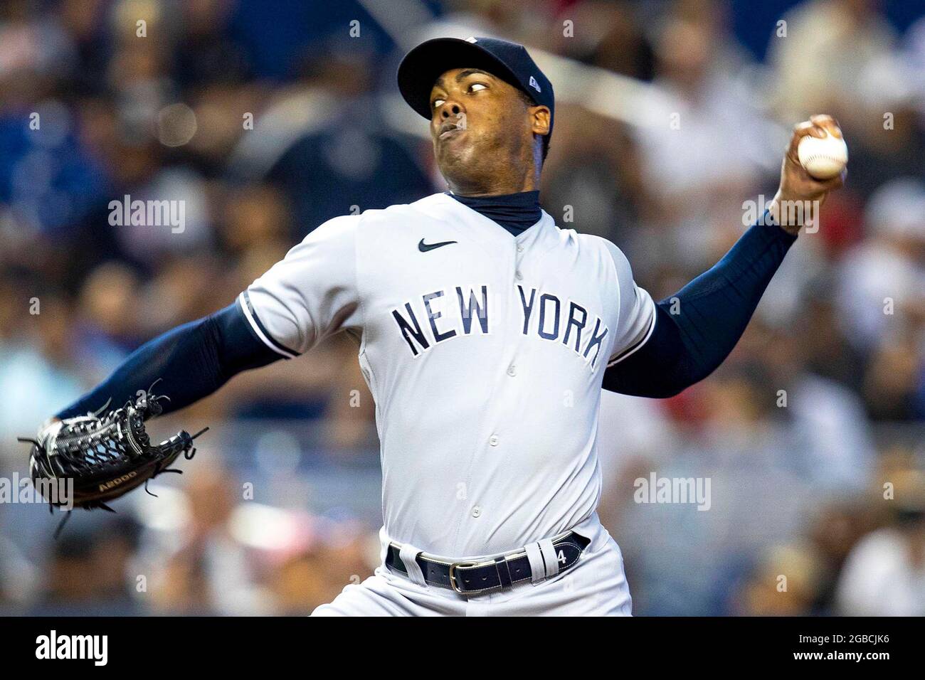 New York Yankees cruche Aroldis Chapman (54) lance le ballon pendant le neuvième repas contre les Miami Marlins au loanDepot Park dans le quartier Little Havana de Miami, Floride, le dimanche 1er août 2021. Les Yankees ont battu les Marlins 3-1 pour balayer Miami dans la série. (Photo de Daniel A. Varela/Miami Herald/TNS/Sipa USA) Banque D'Images