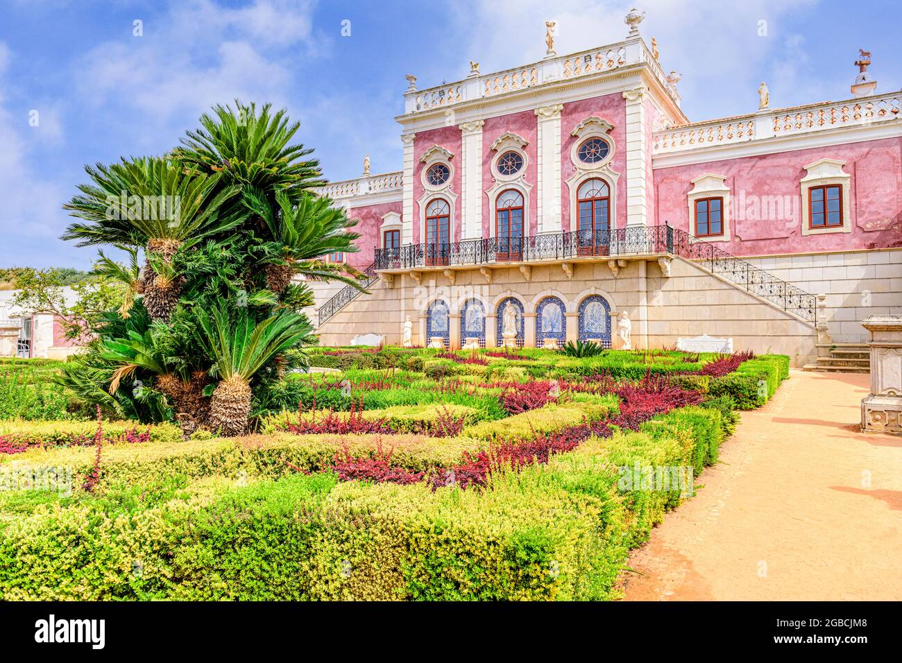 Le palais Estoi rose et une partie de jardins formels, Palacio de Estoi un bel exemple d'architecture rococo fait maintenant partie d'un hôtel. Estoi Algarve Portugal Banque D'Images