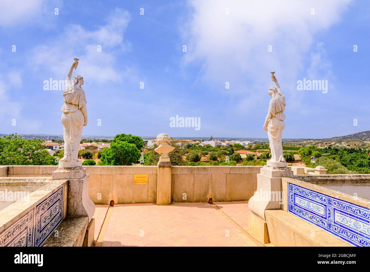 Statues surplombant la campagne et les collines depuis le palais Estoi, Palacio de Estoi. Estoi Algarve Portugal Banque D'Images