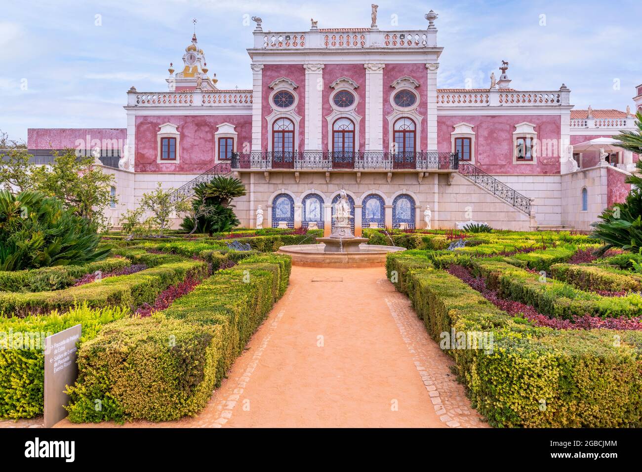 Le palais Estoi rose et une partie des jardins formels, Palacio de Estoi un bel exemple d'architecture rococo fait maintenant partie d'un hôtel. Estoi Algarve Portuga Banque D'Images