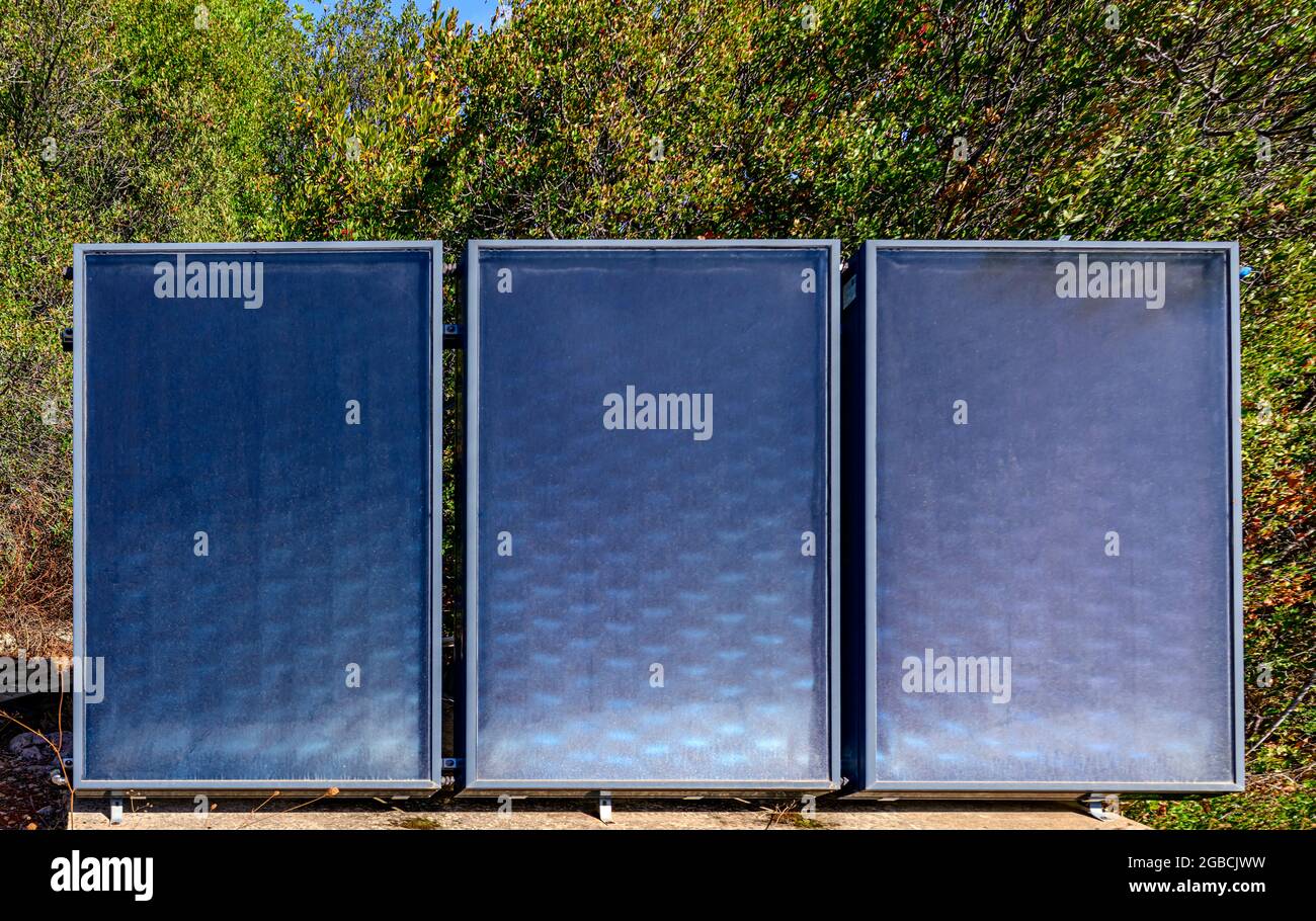 3 panneaux de chauffage solaire de l'eau solution écologique et renouvelable située dans un jardin Algarve Portugal Banque D'Images