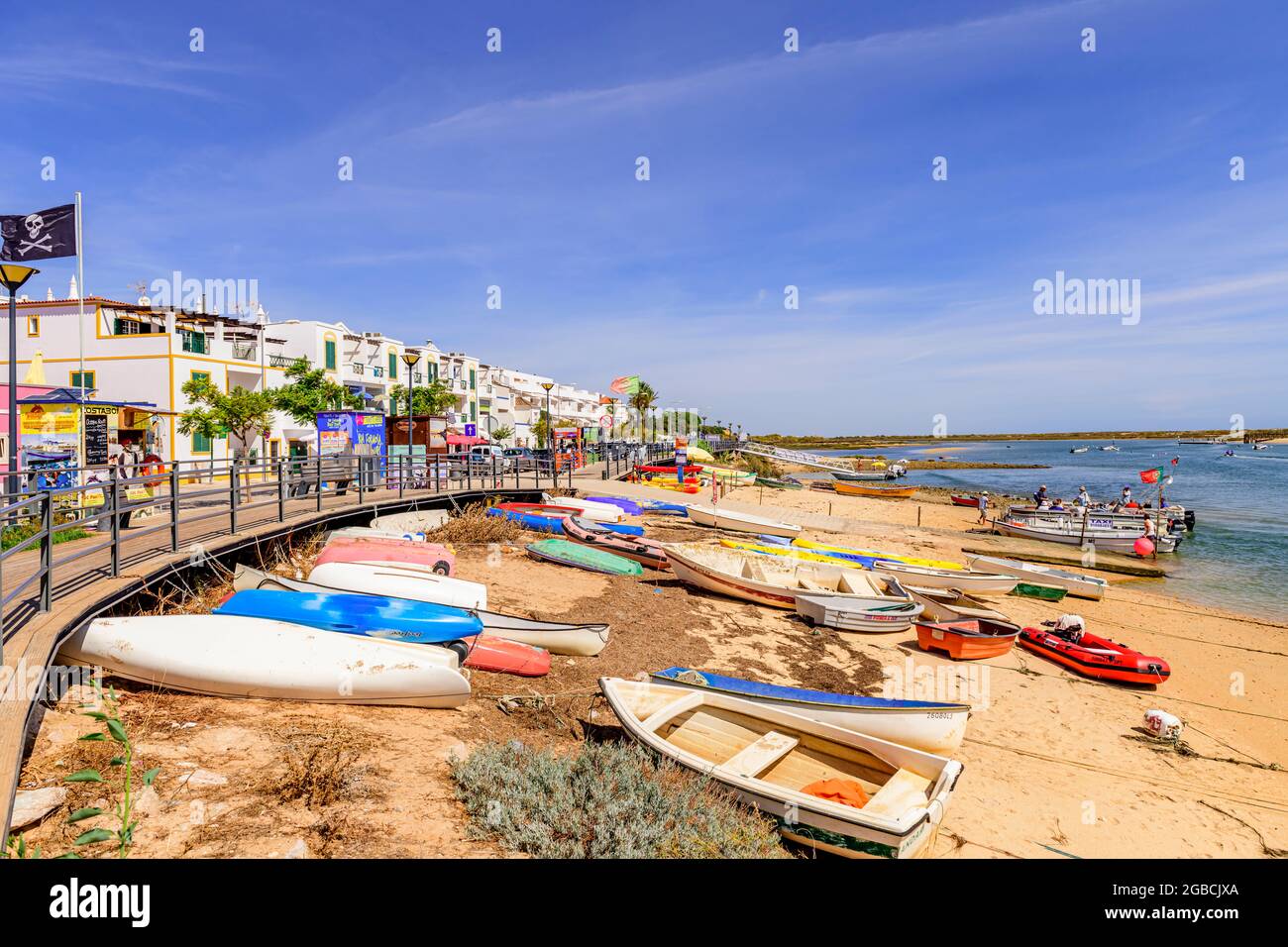 Des bateaux de pêche se sont levés sur la plage en face de la promenade de promenade de Cabanas East Algarve Portugal Banque D'Images