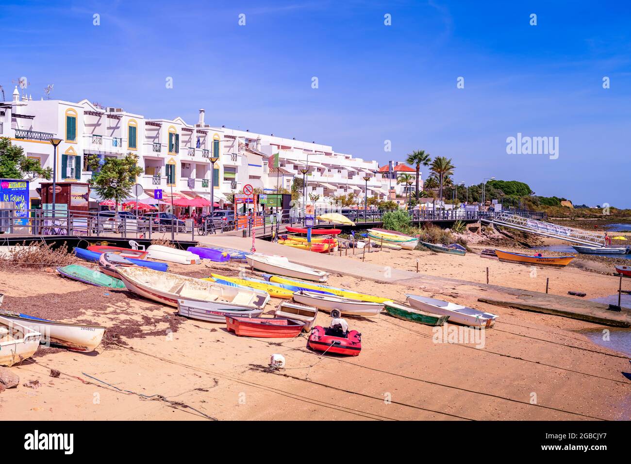 Des bateaux de pêche se sont levés sur la plage en face de la promenade de promenade de Cabanas East Algarve Portugal Banque D'Images